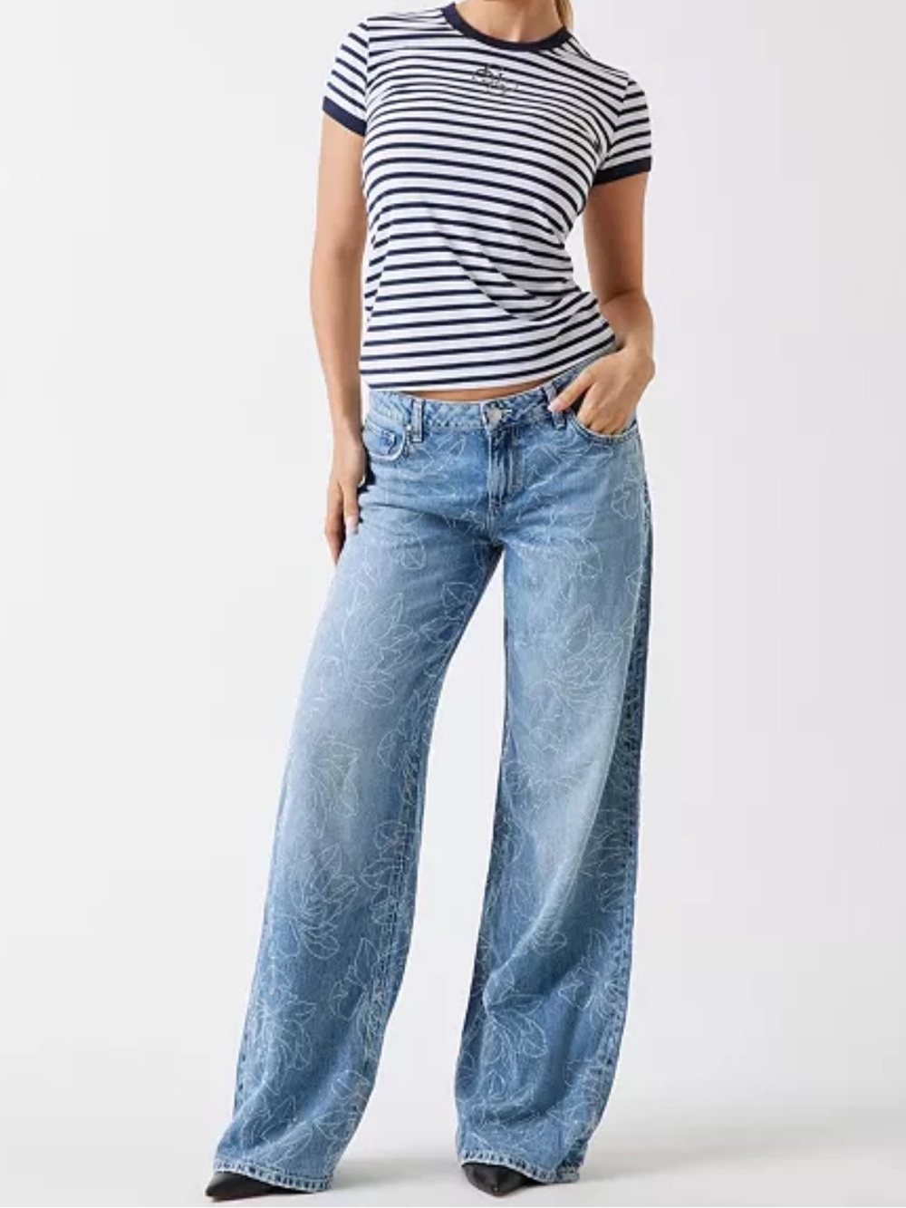 GUESS Low-Rise Wide-Leg Baggy Jeans